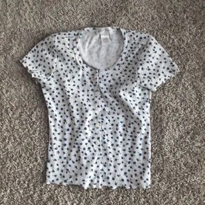 A white t shirt with blue roses